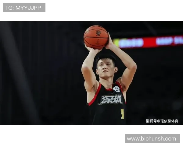 周鹏：从篮球场上的传奇到生活中的榜样，展现不屈精神与坚持信念的故事